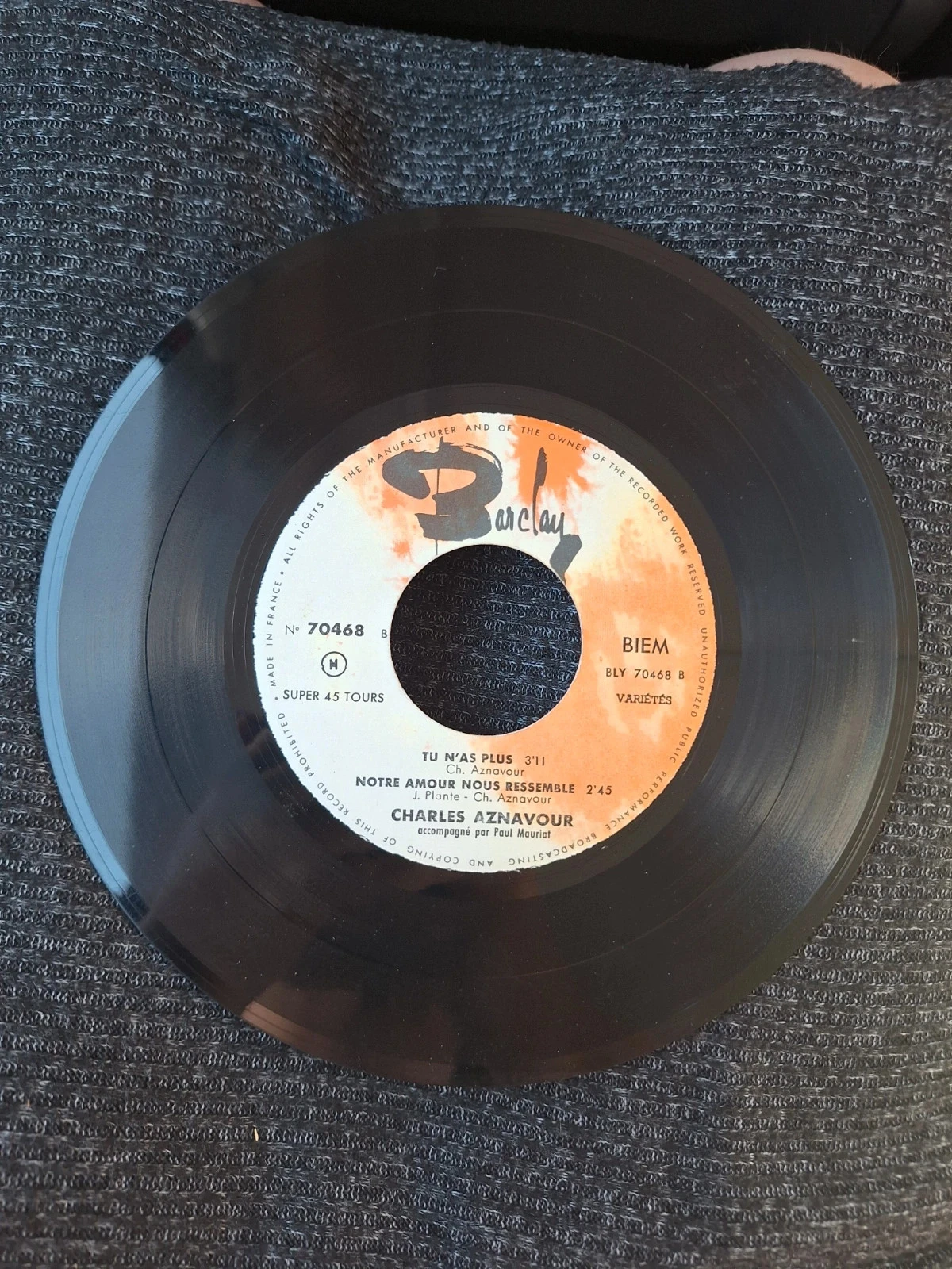 Disque Vinyle 45T Charles Aznavour - Les Comédiens (Barclay 70 468) – photo 4